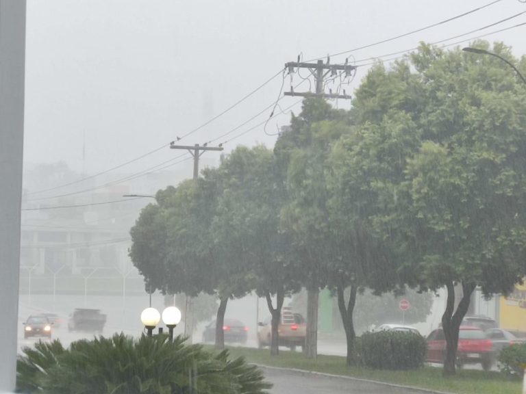 PREVISÃO É DE CHUVAS VOLUMOSAS PARA CATALÃO E PARA DEMAIS REGIÕES DE GOIÁS NA 1º SEMANA DE JANEIRO; EM CALDAS NOVAS, RUAS FICARAM ALAGADAS DURANTE TEMPORAL