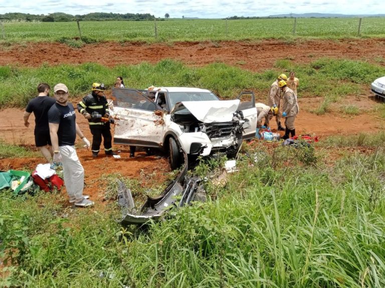 IDOSA MORRE E QUATRO PESSOAS FICARAM FERIDAS APÓS CARRO BATEREM DE FRENTE, EM CALDAS NOVAS