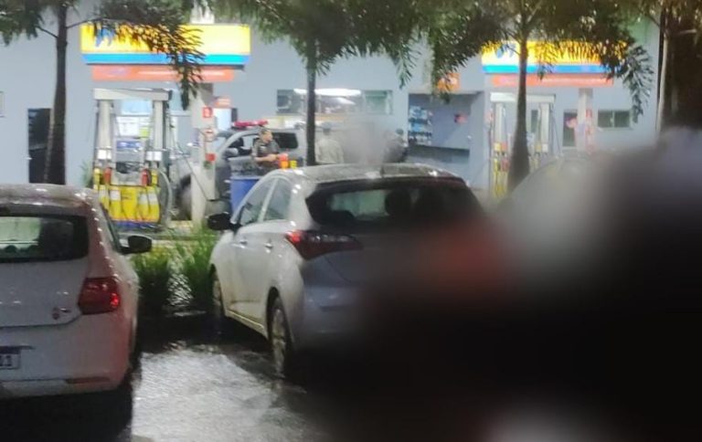 HOMEM CHEGA A PÉ E ATIRA PARA DENTRO DE BAR EM POSTO DE COMBUSTÍVEIS QUE ESTAVA LOTADO DE  PESSOAS