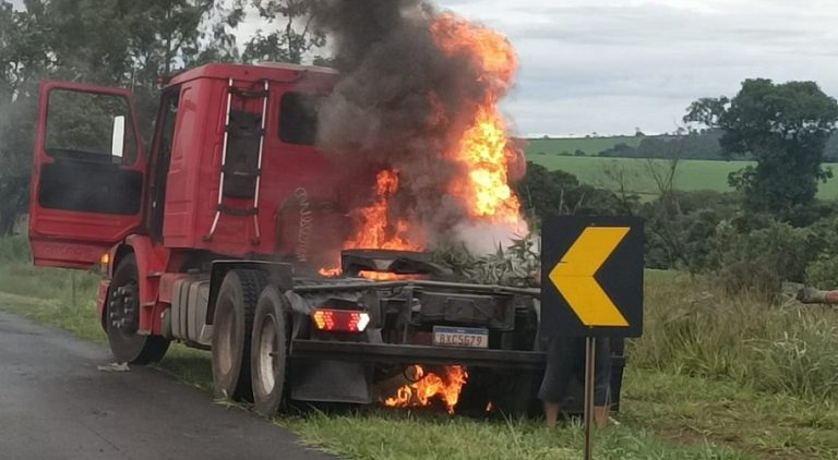 CARRETA CARREGADA COM LARANJA PEGOU FOGO NA BR-050, EM CAMPO ALEGRE DE GOIÁS