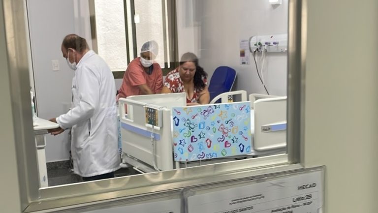 GÊMEAS VALENTINA E ELOA SE RECUPERAM NA UTI APÓS CIRURGIA DE SEPARAÇÃO