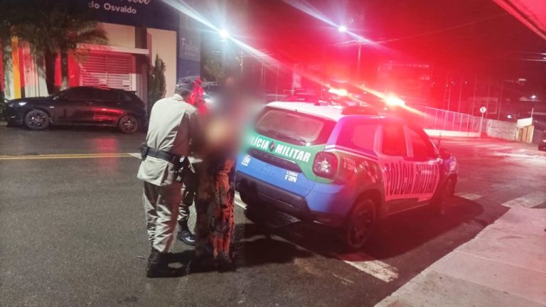 EM VISÍVEL ESTADO DE EMBRIAGUEZ E SEM HABILITAÇÃO, MULHER ACABOU PRESA APÓS BATER EM DOIS CARROS PARADOS, EM CATALÃO