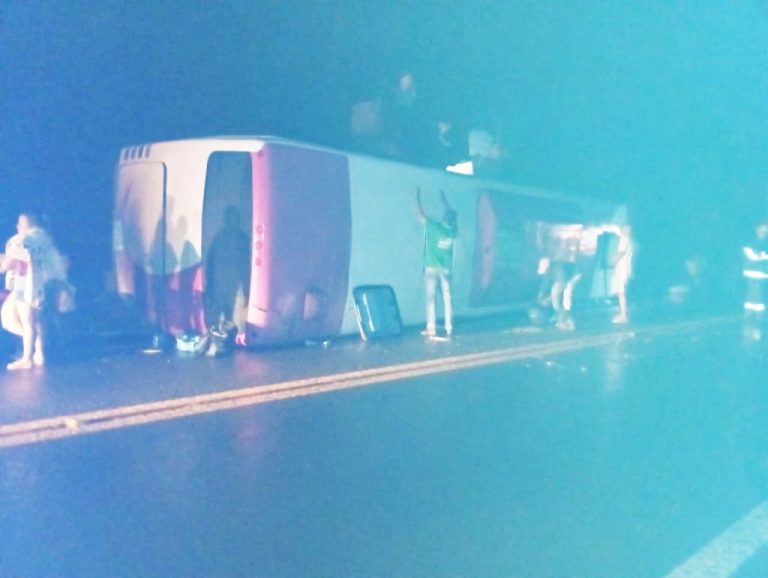 ÔNIBUS TOMPA APÓS COLISÃO COM CARRO E 23 PESSOAS FICAM FERIDAS EM BELA VISTA DE GOIÁS