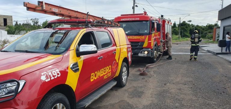MORADORES APAGAM CHAMAS EM CIMA DE LAJE DE CASA COM MAGUEIRA DE JARDIM, EM CATALÃO