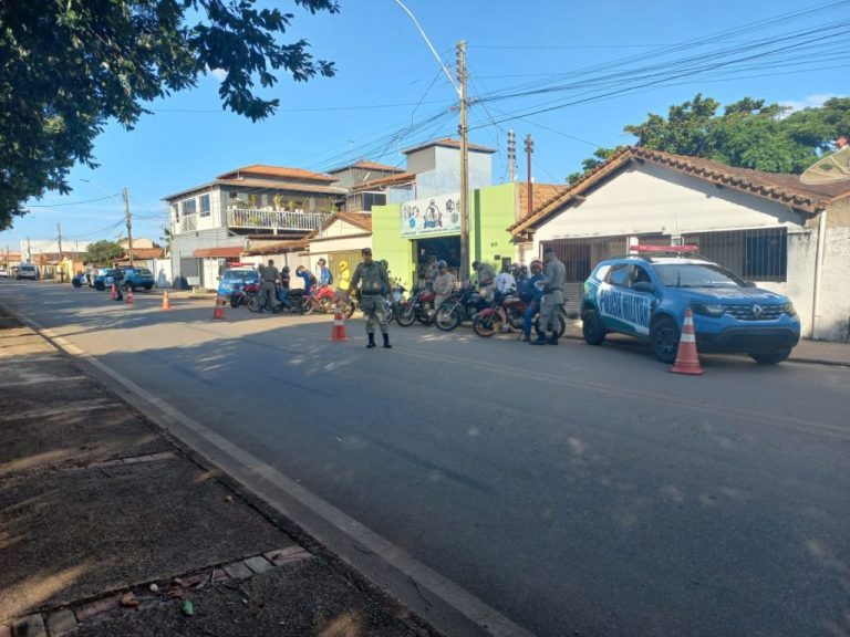PM DE CATALÃO APREENDE 10 MOTOCICLETAS EM UM ÚNICO BLOQUEIO