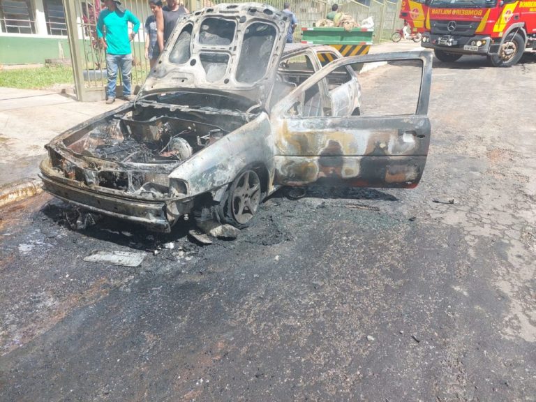 ESTACIONADO EM RUA DO CENTRO DE GOIANDIRA, CARRO PEGA FOGO E É DESTRUÍDO PELAS CHAMAS
