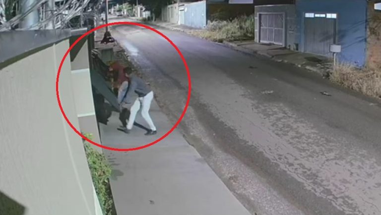 CÂMERAS DE MONITORAMENTO FLAGRAM LADRÕES ARROMBANDO PORTÃO DE CASA NO LOTEAMENTO FLAMBOYANT, EM CATALÃO; PREJUÍZO ESTIMADO É DE R$ 20 MIL REAIS DOS OBJETOS FURTADOS