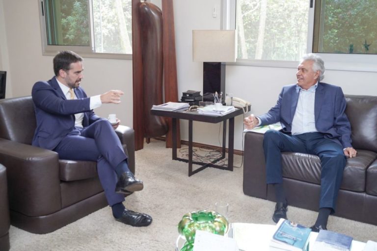 APÓS HOMENAGEM NA ALEGO, EDUARDO LEITE E CAIADO DISCUTIRAM PERDA NO ICMS EM REUNIÃO NO PALÁCIO DAS ESMERALDAS