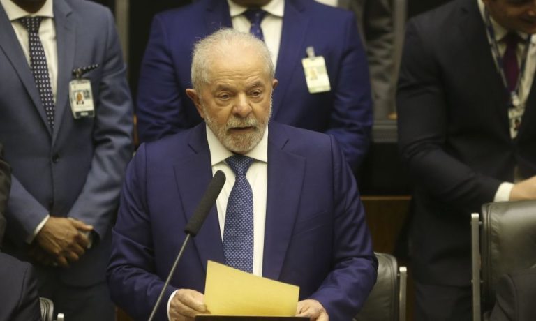 EM SEU PRIMEIRO DIA COMO PRESIDENTE, LULA ASSINA 52 DECRETOS E 4 MPS