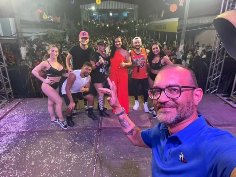 MAR DE FOLIÕES INVADIRAM ALAMEDA LÉLIO DAVID PARA A SEGUNDA NOITE DE CARNAVAL EM GOIANDIRA