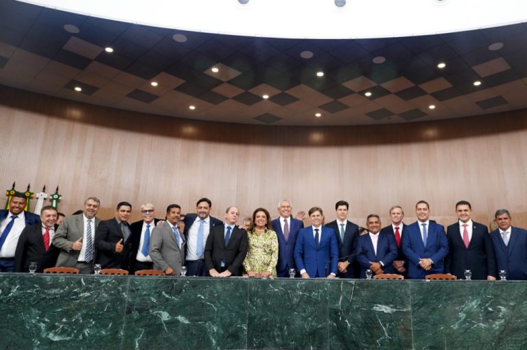 41 DEPUTADOS ESTADUAIS DE GOIÁS FORAM EMPOSSADOS NESTA QUARTA-FEIRA (01/02)