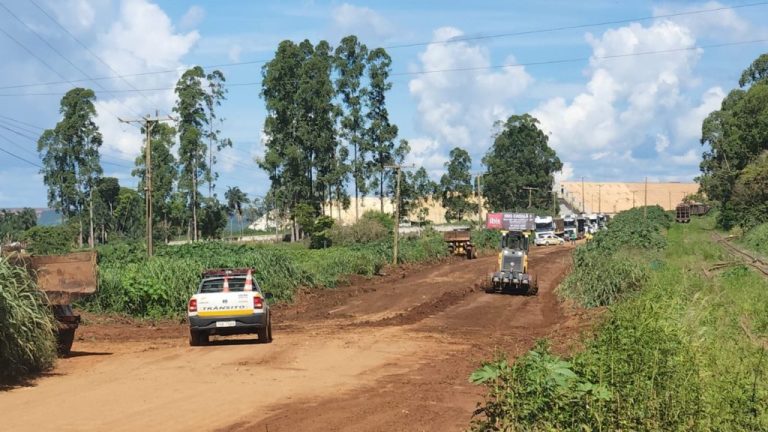 SECRETÁRIO DE INFRAESTRUTURA DE CATALÃO DIZ QUE CEDEU MAQUINÁRIO E MÃO DE OBRA PARA OPERAÇÃO TAPA-BURACOS NA ESTRADA DAS MINERADORAS, E AFIRMA QUE EMPRESAS VÃO SE REUNIR NO DIA 10 DE FEVEREIRO PARA DEFINIREM EXECUÇÃO DO PROJETO DEFINITIVO
