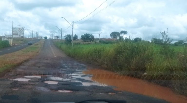 CHUVA PROVOCA BURACOS EM RUAS E AVENIDAS DE CATALÃO E PREFEITURA DIZ QUE QUATRO EQUIPES ESTÃO TRABALHANDO NA RECUPERAÇÃO