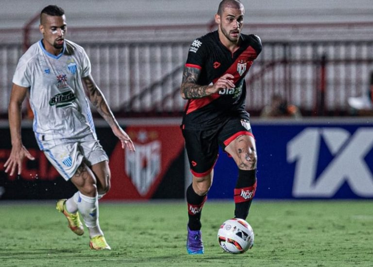 COM GOL NOS MINUTOS FINAIS, ATLÉTICO-GO VENCEU O CRAC DE CATALÃO E ASSUMIU A LIDERANÇA DO GOIANÃO