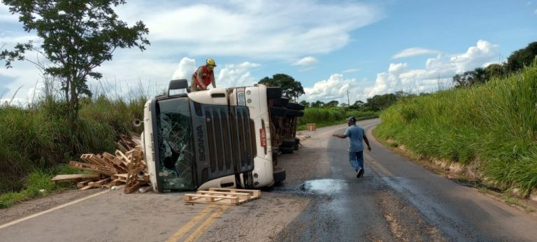 CARRETA CARREGADA COM PALLETS DE MADEIRA TOMBOU NA GO-330 ENTRE IPAMERI E URUTAÍ