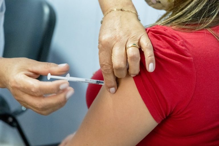 GOVERNO DE GOIÁS CONVOCA POPULAÇÃO A ATUALIZAR VACINAS CONTRA COVID-19 ANTES DO CARNAVAL