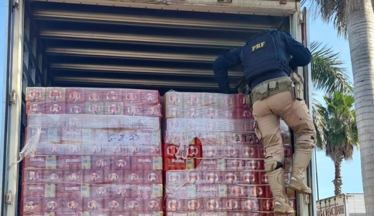 PRF E FISCO ESTADUAL APREENDEM QUASE 150 MIL LATAS DE CERVEJA IRREGULARES NA BR 153, EM GOIÂNIA