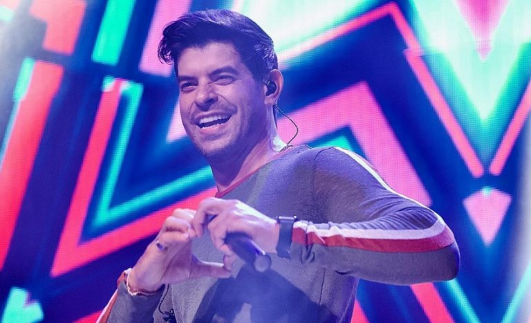 EM AMBIENTE FECHADO, EDUARDO MELO, EX-VOCALISTA DA BANDA NECHIVILE FAZ SHOW EM CATALÃO NESTE SÁBADO (11)