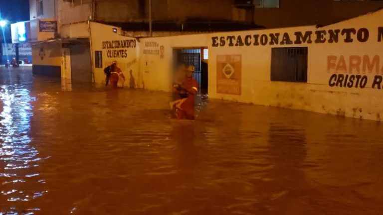 TEMPORAL FEZ ESTRAGOS EM ANÁPOLIS E DEIXOU PESSOAS ILHADAS EM CASAS E CARROS