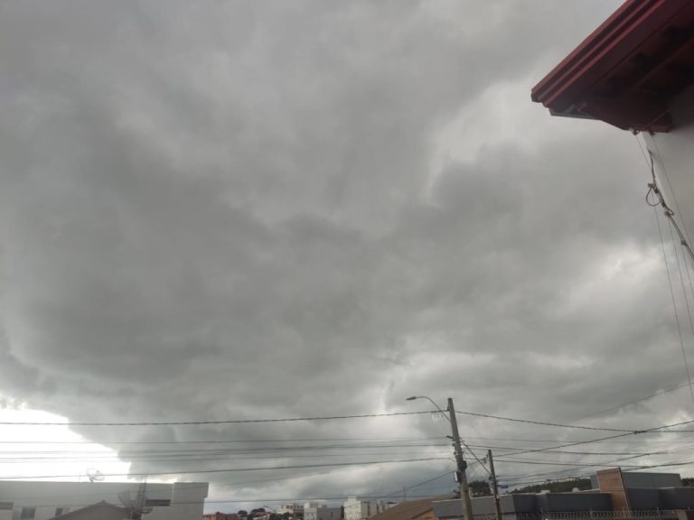 COM VENTOS DE MAIS DE 60 KM/H, CHUVA DESTA MADRUGADA, EM CATALÃO, FOI DE QUASE 40MM; VAI CHOVER MAIS OU NÃO? SAIBA NO BLOG DO BADIINHO