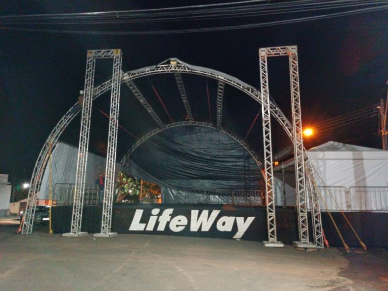 ESTRUTURA E DECORAÇÃO DO CARNAVAL DE GOIANDIRA JÁ ESTÁ SENDO MONTADA