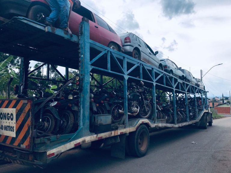 QUASE 400 MOTOCICLETAS SÃO RETIRADAS DOS PÁTIOS DO 18º BPM E DA SMTC; DESTINO É O PÁTIO DO DETRAN, EM GOIÂNIA, ONDE SERÃO APRECIADAS PARA O LEILÃO PÚBLICO
