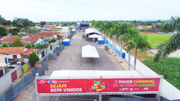 CARNAVAL 2023: SHOWS NO SAMBÓDROMO DE TRÊS RANCHOS COMEÇAM HOJE; CIDADE DO LAGO RECEBE MILHARES DE TURISTAS