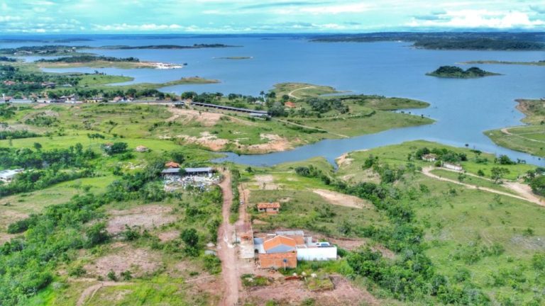 PRAINHA E PARQUE AQUÁTICO NAS MARGENS DO LAGO AZUL, É A MOLA PROPULSORA PARA ATRAIR TURISTAS PARA TRÊS RANCHOS