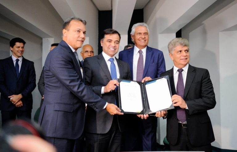 “VAMOS CONTINUAR COBRANDO SOLUÇÕES PARA GARGALO DA ENERGIA EM GOIÁS”, DIZ CAIADO DURANTE TRANSFERÊNCIA DO CONTROLE PARA EQUATORIAL