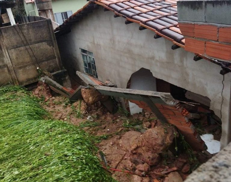 TEMPORAL DA ÚLTIMA QUINTA-FEIRA CAUSOU DESABAMENTO DE MURO E DANIFICOU PARCIALMENTE UMA CASA EM GOIANDIRA