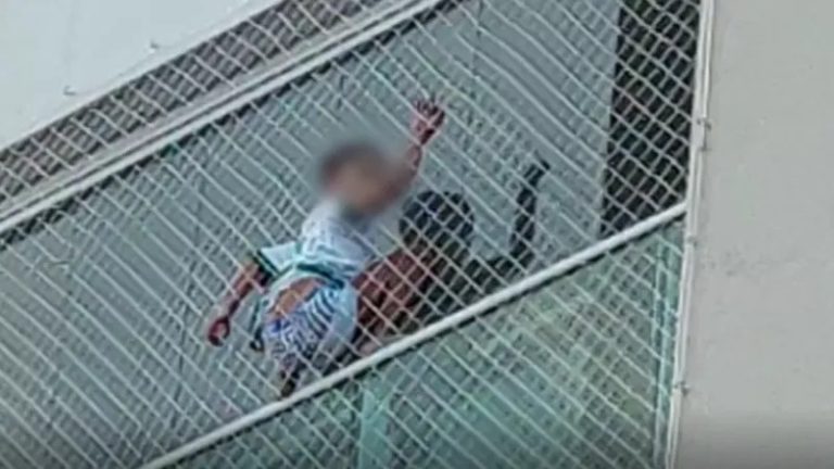 MENINO DE 5 ANOS DE IDADE É FILMADO ESCALANDO JANELA DE PRÉDIO, EM ANÁPOLIS