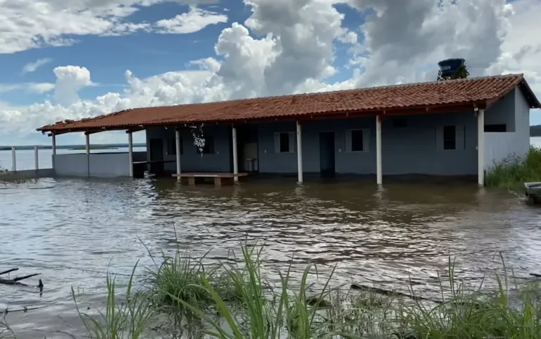LAGO SERRA DA MESA TRANSBORDA E INVADE CASAS