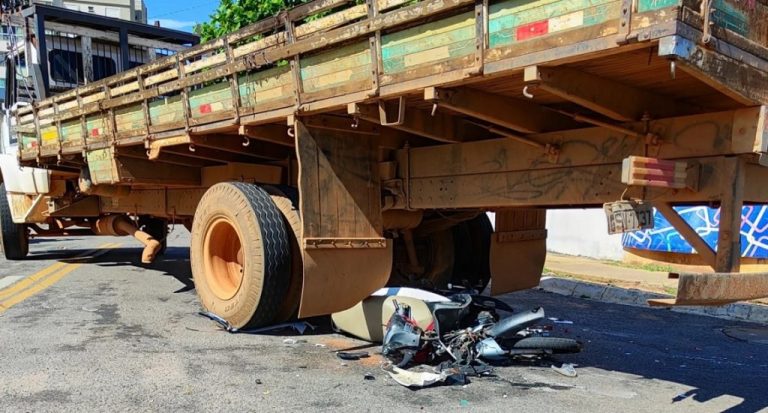 JOVEM DE 24 ANOS EM MOTOCICLETA FICA PRESA EMBAIXO DE CAMINHÃO AO SE ENVOLVER EM ACIDENTE COM CAMINHÃO NO CENTRO DE CATALÃO