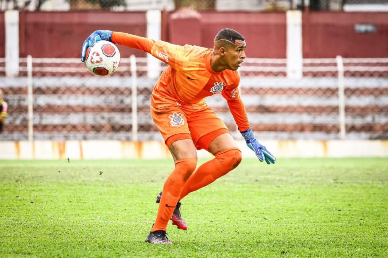 GOLEIRO DE CATALÃO ASSINA CONTRATO COM O CORINTHIANAS SUB-20