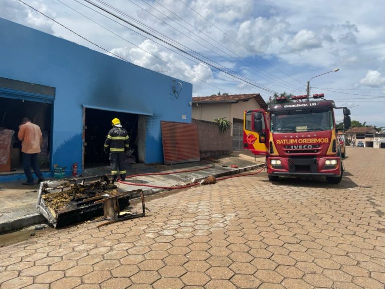 INCÊNDIO EM TAPEÇARIA DE IPAMERI-GO DEIXA PREJUÍZOS