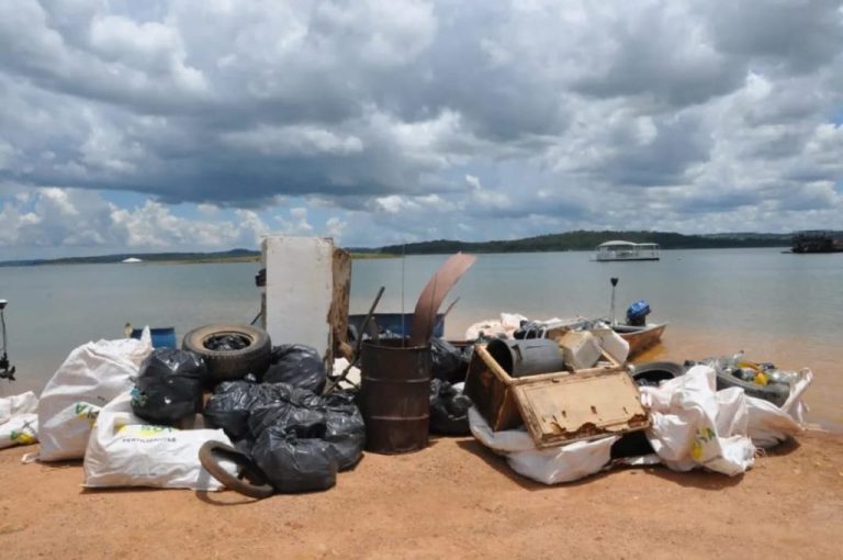 MUTIRÃO DA LIMPEZA RETIRA CERCA DE TRÊS TONELADAS DE LIXO DAS MARGENS DO LAGO DE TRÊS RANCHOS