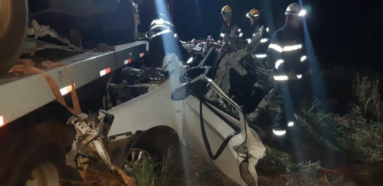 FAMÍLIA INTEIRA MORRE EM COLISÃO FRONTAL ENTRE CARRO E CAMINHÃO NA BR-452, EM ITUMBIARA; CRIANÇA DE 5 ANOS É UMA DAS VÍTIMAS