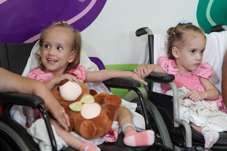 GÊMEAS VALENTINA E ELÓA RECEBM ALTA 51 DIAS APÓS CIRURGIA DE SEPARAÇÃO NO HECAD