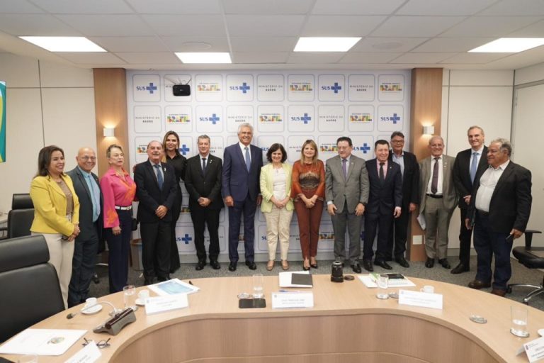 CAIADO BUSCA RECURSOS FEDERAIS PARA AMPLIAR ASSISTÊNCIA À SAÚDE EM GOIÁS