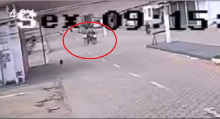 DE BICICLETA, IDOSO DE 73 ANOS DE IDADE ATRAVESSA PRINCIPAL AVENIDA DE TRÊS RANCHOS SEM PERCEBER MOTOCICLISTA, É ATINGIDO, E FICA GRAVEMENTE FERIDO