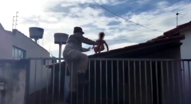 MENINO DE 4 ANOS USA MUROS DE ESCADA E RESGATADO EM CIMA DO TELHADO DE UMA CASA, EM QUIRINÓPOLIS