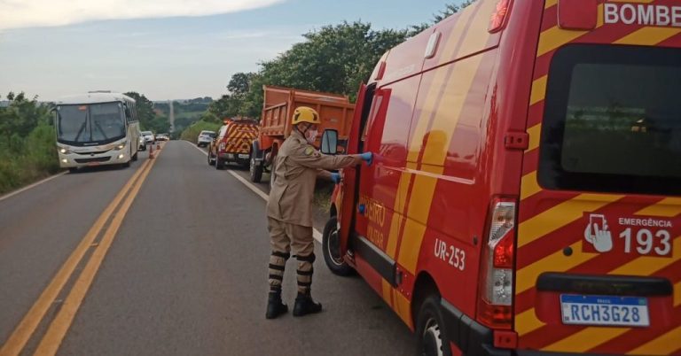 COLISÃO ENTRE CAMINHONETES NA GO-330, NA BAIXADA DO ALAMBIQUE, DEIXOU DOIS IDOSOS FERIDOS