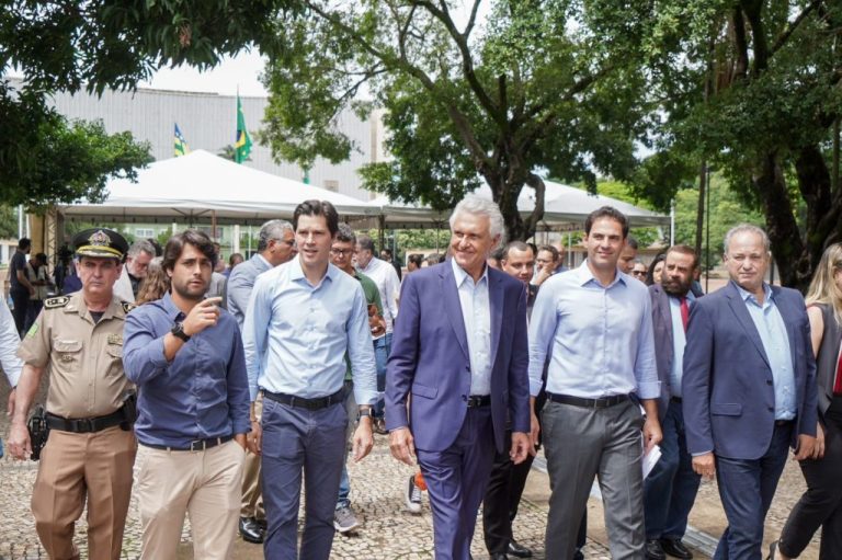 CAIADO VISTORIA NOVOS ÔNIBUS QUE VÃO ATENDER LINHAS ENTRE MUNICÍPIOS
