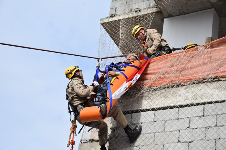 EQUIPE DO CORPO DE BOMBEIROS DE CATALÃO REALIZA TREINAMENTO DE RAPEL E TIROLESA PARA RESGATE