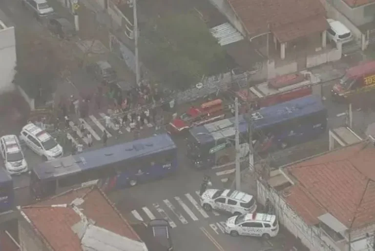 VÍDEO: PROFESSORA MORRE E OUTRAS PESSOAS SÃO FERIDAS EM ATAQUE EM ESCOLA DE SÃO PAULO-SP