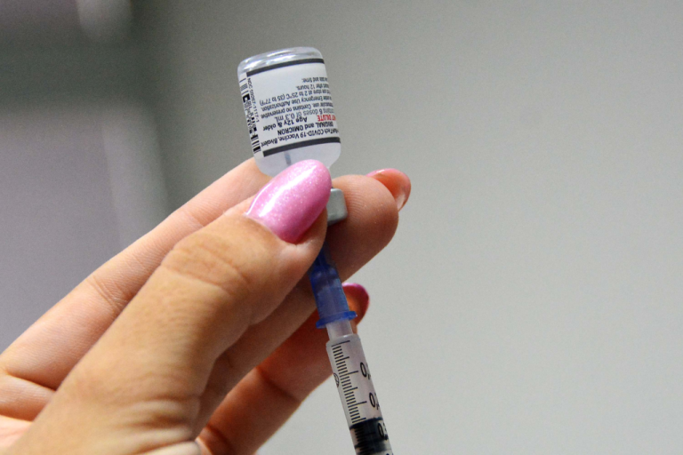 NOVA VACINA BIVALENTE ESTÁ DISPONÍVEL PARA PESSOAS DE 18 ANOS OU MAIS EM CATALÃO