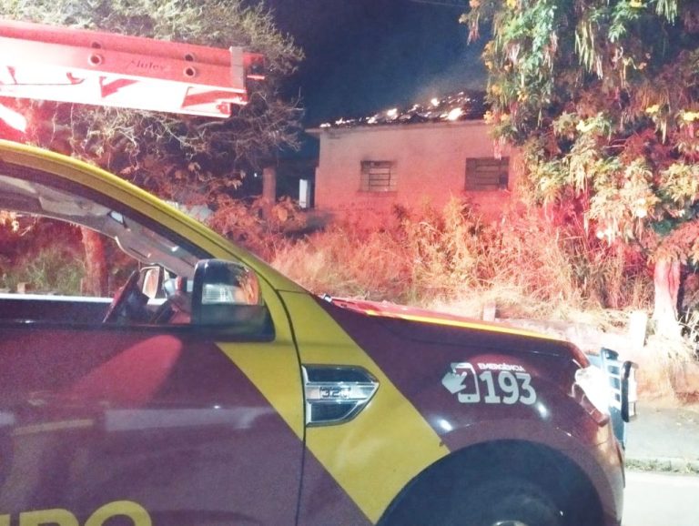 CASA ABANDONADA QUE SERVIA PARA ABRIGO DE USUÁRIOS DE DROGAS NO BAIRRO SANTO ANTÔNIO, EM CATALÃO, PEGOU FOGO NA NOITE DE ONTEM