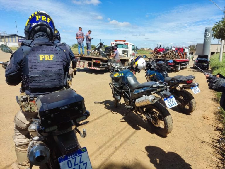 OPERAÇÃO DA PRF EM CATALÃO PARA COMBATER CRIMES E INFRAÇÕES COMETIDAS POR MOTOCICLISTAS RESULTA EM CERCA DE 30 MOTOS APREENDIDAS