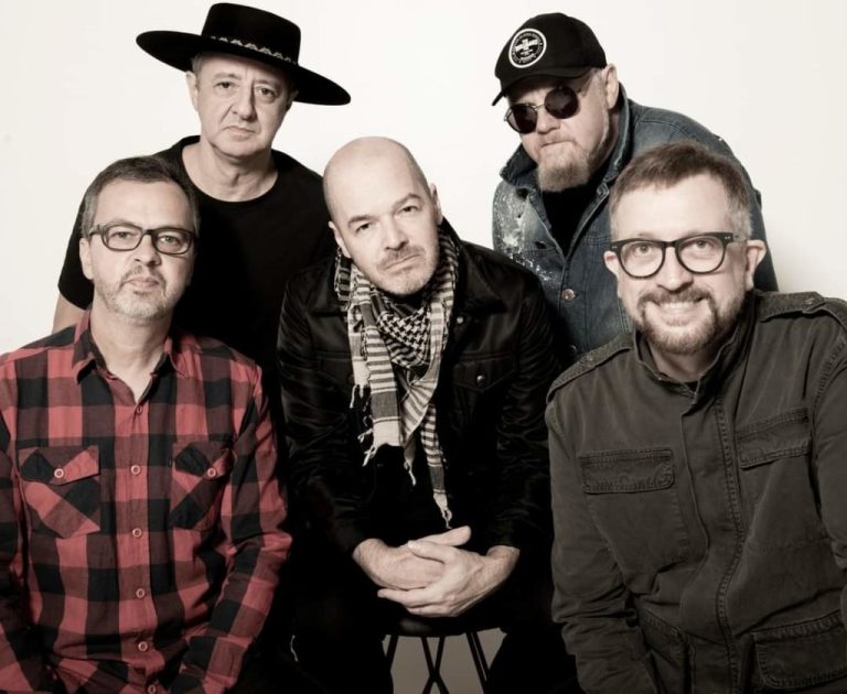 NENHUM DE NÓS: BANDA QUE CONQUISTOU O BRASIL DESEMBARCA HOJE EM CATALÃO PARA UMA NOITE INESQUECÍVEL