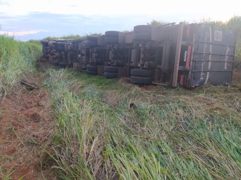 CARRETA COM 40 TONELADAS DE SUCATA TOMBA NA BR-050 E MOTORISTA É PRESO POR EMBRIAGUEZ